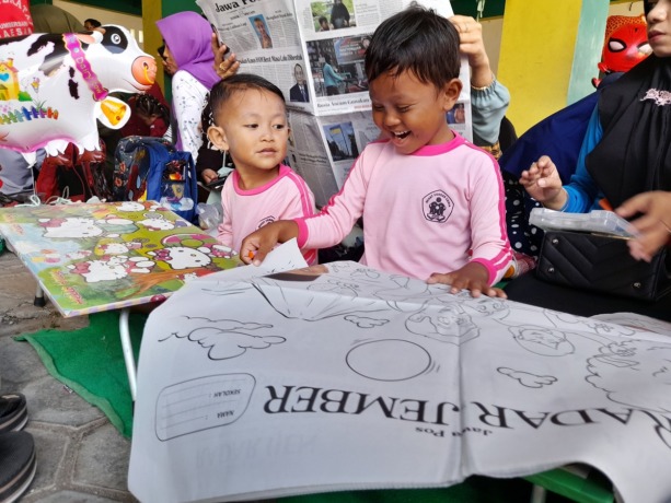 ANTUSIAS: Ratusan siswa PAUD di Kecamatan Maesan bersama para orang tuanya ketika turut mengikuti lomba mewarnai koran Jawa Pos Radar Jember.