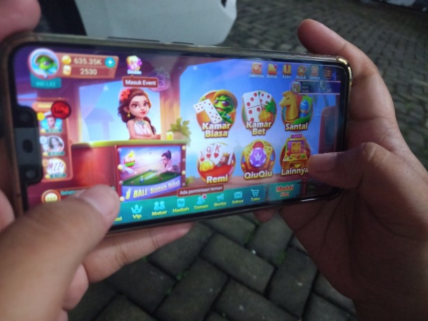 GAME: Tampilan permainan Higgs Domino Island saat akan dimainkan. Karena praktik permainannya yang salah game tersebut dianggap judi.