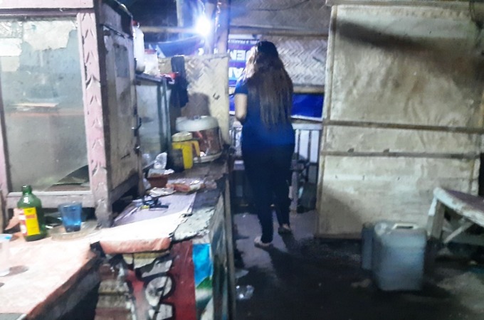 LAYANI PEMBELI: Seorang perempuan meracik kopi di warung sekitar Jatian, Kaliputih, Kelurahan/Kecamatan Rambipuji.