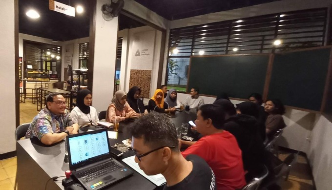 DIDAMPINGI: Sejumlah anggota koperasi modern tengah mengikuti pendampingan untuk mendapatkan arahan demi melakukan pengembangan koperasi.