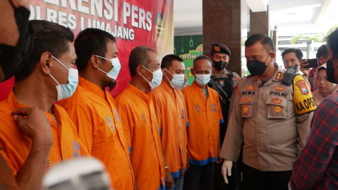 MASUK SEL: Para pelaku judi online yang dibekuk Polres Lumajang. Kuat dugaan mereka jaringan judi online luar negeri.