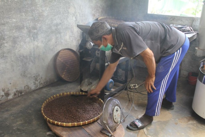 DIOLAH: Petani kopi sedang mengolah biji kopi untuk dipasarkan dan dikonsumsi pelanggan.