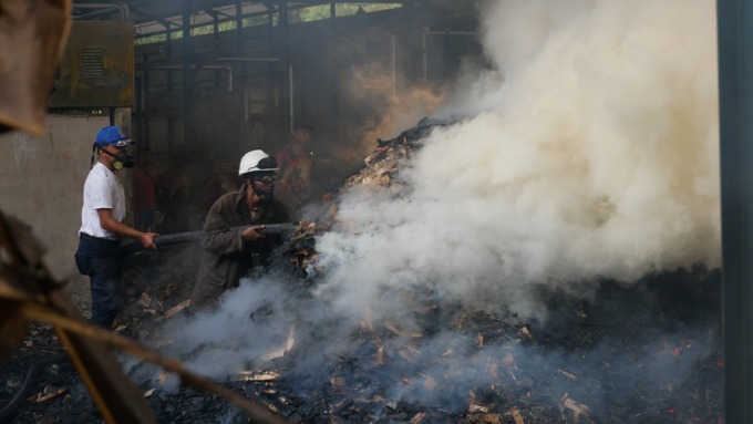 DIPADAMKAN: Upaya pemadaman api oleh personel Damkar Satpol PP Lumajang di PT Multi Mustika Agung, Desa/Kecamatan Klakah, kemarin. Api diduga muncul dari blower yang sudah panas.