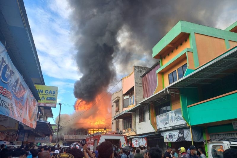 Caption Foto :  Asap terlihat membumbung dari kejadian kebakaran di Jalan Pandansari,Balikpapan Barat, Rabu (7/9/2022)