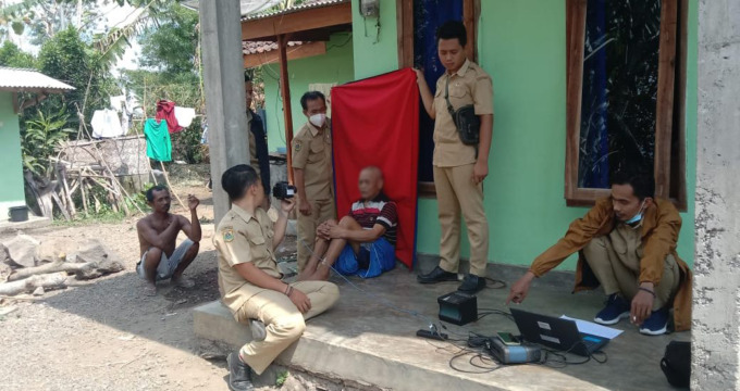 KERJA: Kepala Dispendukcapil Bondowoso Agung Tri Handono sedang menunjukkan data-data hasil perekaman KTP bagi penyandang disabilitas.  