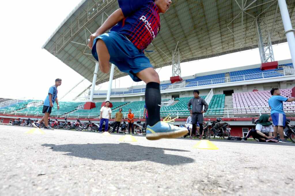 BERLATIH: Atlet difabel yang berlatih untuk Pekan Paralimpik Provinsi (Peparprov) Jawa Timur (Jatim) pada Mei lalu di Stadion JSG. Kini para disabilitas kembali bersiap untuk Paralimpik Pelajar Daerah yang menjadi pengalaman baru.