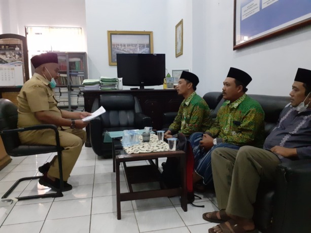 TERAKOMODASI: Pimpinan FKDT Jember saat berkoordinasi dengan Kabag Kesra Sekretariat Daerah Jember untuk memberikan akomodasi bagi tujuh santri yang akan berangkat ke Porsadin tingkat nasional