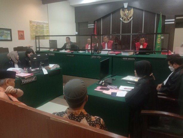 MEJA HIJAU: Suasana persidangan pidana pemeriksaan saksi terkait kasus pemalsuan laporan keuangan pada BPR Syariah Asri Madani Nusantara Jember, kemarin (1/9), di Ruang Sidang Candra, PN Jember.