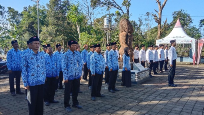 KHIDMAT: Sejumlah tenaga honorer di Bondowoso ketika melakukan upacara 17 Agustus, beberapa waktu lalu. 
