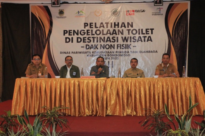 MENCERAHKAN: Sambutan Kepala Disparbudpora Bondowoso Mulyadi saat acara pelatihan pengelolaan toilet di Hotel Grand Padis Bondowoso, Kemarin (13/9).