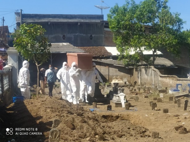 PROKES: Proses pemakaman jenazah pasien positif korona yang sebelumnya dirawat di RSUD dr H Koesnadi Bondowoso, Senin (12/9).