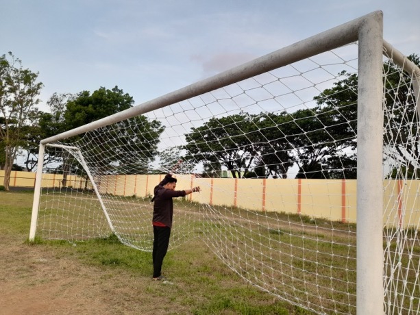 PERLU DIRAWAT: Kondisi gawang sepak bola di Stadion Magenda. Bila dibandingkan dengan stadion daerah tetangga, stadion satu-satunya milik Pemkab Bondowoso, sangat jauh secara kelayakan dan kemegahannya.