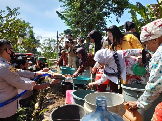 GERSANG: Sejumlah tanaman di salah satu dusun di Desa Mandiro mati dan mengering karena kekurangan air. Sejumlah sumur pun mengering. Bahkan terpaksa ditutup karena tidak bisa mengeluarkan air.