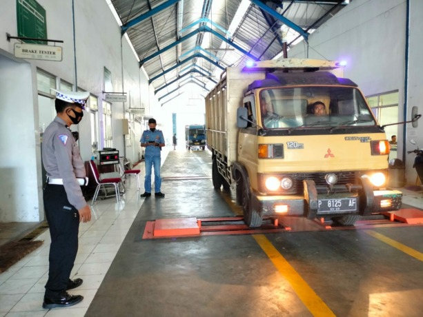 TELITI: Sejumlah petugas ketika melakukan pengecekan terhadap sejumlah kendaraan pengangkut barang. 