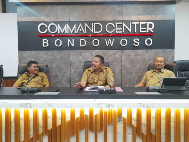 BERI KETERANGAN: M Asnawi Sabil, Kepala BKSDM Bondowoso (tengah), ketika memberikan penjelasan terkait jumlah formasi PPPK 2022.