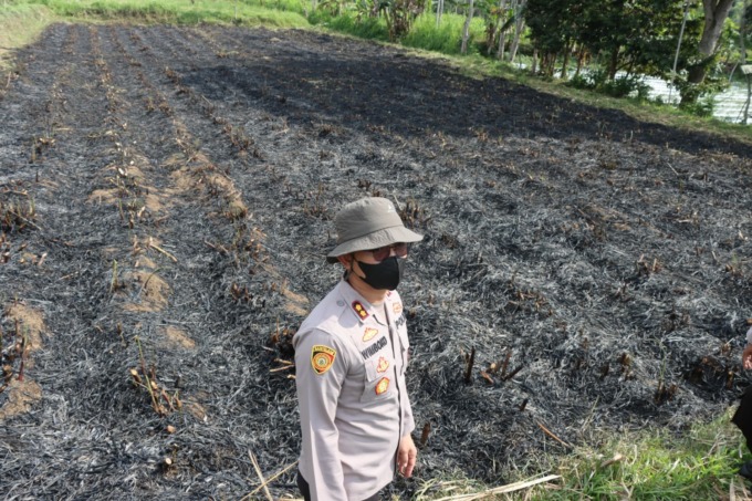 ANTISIPASI: Kapolres Bondowoso ketika sosialisasi kepada masyarakat dan petani tebu di PG Prajekan.