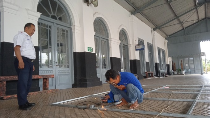 MENINJAU: Perbaikan Museum Stasiun Kereta Api Bondowoso melakukan perbaikan. Perbaikan tersebut buka menyongsong mengaktifkan kembali jalur KA Kalisat – Panarukan.