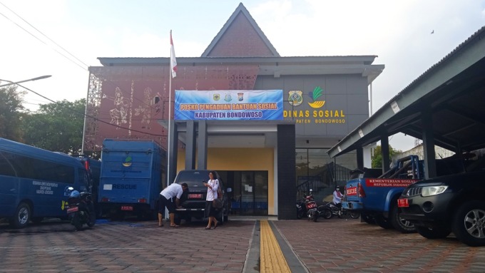 PULANG: Para pegawai di Dinsos P3AKB Bondowoso bergegas pulang setelah selesai jam kerja.