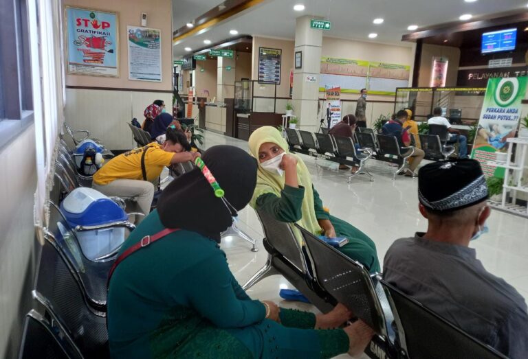 MENANTI: Sejumlah pemohon perkara di Pengadilan Agama Bondowoso tampak menunggu panggilan sidang.