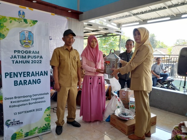 SIMBOLIS: Kepala DPMD Bondowoso Haeriyah Yuliati ketika menyerahkan bantuan Jatim Puspa kepada salah seorang penerima.