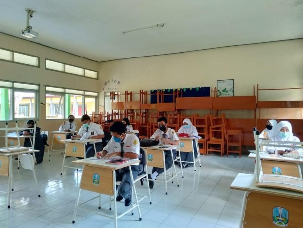 DIBATASI: Sejumlah siswa di Bondowoso ketika mengikuti pembelajaran terbatas di kelasnya masing-masing.