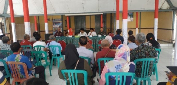DIKUMPULKAN: Sejumlah pemilik kios pupuk di Tamanan berkumpul di Kecamatan Tamanan, kemarin (1/9).