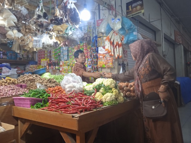 BELANJA: Pengunjung Pasar Induk Bondowoso sedang membeli cabai merah besar.