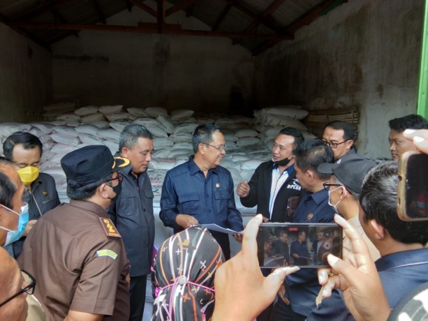 CEK LANGSUNG: DPRD Bondowoso saat melakukan sidak di sejumlah distributor hingga kios pupuk subsidi. Hasil temuan pansus, ada indikasi korupsi dalam penyaluran pupuk subsidi.