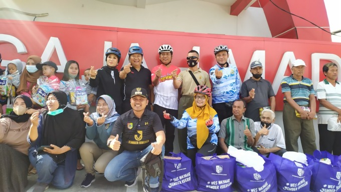 BERI BANTUAN: Bupati Jember Hendy Siswanto saat membagikan paket sembako dan BLT kepada warga sekitar Kaliwates, kemarin (16/9).