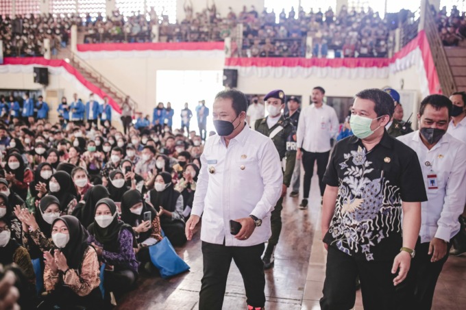 MENYAMBUT MABA: Bupati Jember Hendy Siswanto didampingi Wadir Bidang Kemahasiswaan Polije Wahyu Kurnia Dewanto saat hadir dalam pengenalan kehidupan kampus bagi mahasiswa baru Polije, kemarin (31/8), di GOR Perjuangan 45 Polije.