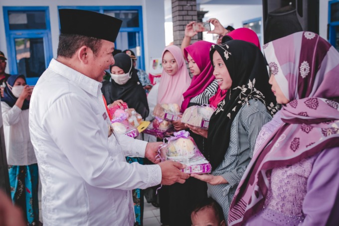 BERI BANTUAN: Bupati Jember Hendy Siswanto saat menyerahkan sembako dan uang tunai kepada warga Desa Jamintoro, Jumat (23/9).