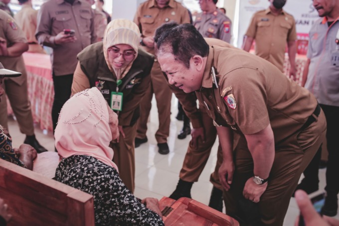 BERI PERHATIAN: Bupati Jember Hendy Siswanto kembali bagikan BLT dan sembako kepada warga Jember secara langsung.