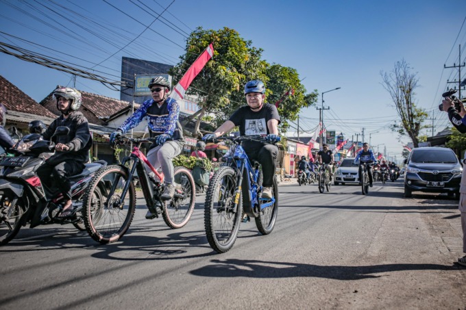 AJAK HIDUP SEHAT: Bupati Jember Hendy Siswanto saat mengayuh sepeda menuju Desa Cangkring, Kecamatan Jenggawah, dalam kegiatan Jember Berbagi, Jumat (2/9). Bupati telah mengeluarkan surat edaran hari bersepeda kepada semua masyarakat Jember.
