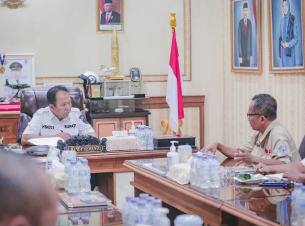 BERSINERGI: Bupati Jember Hendy Siswanto saat berdiskusi dengan komunitas Raung 4×4 Jember, Rabu (28/9), di Pendapa Wahyawibawagraha.