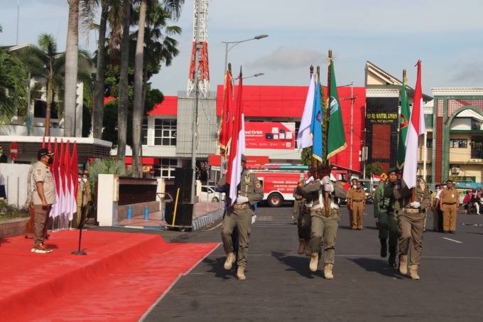 PEMBERANGKATAN: Bupati Jember Hendy Siswanto melepas keberangkatan tim kirab bendera Pataka ke Lumajang, kemarin pagi (20/9), di depan Kantor Pemkab Jember.