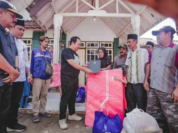 BERI BANTUAN: Bupati Jember Hendy Siswanto menyalurkan santunan kepada warga yang menjadi korban kebakaran, kemarin siang (2/9) di Desa Wonojati Kecamatan Jenggawah.