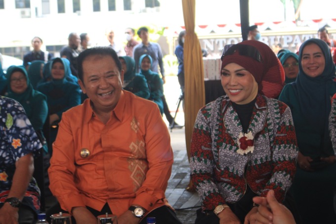 MENYERUKAN: Ketua TP PKK Jember Kasih Fajarini bersama Bupati Jember siap menjalankan kebijakan pengendalian inflasi daerah dengan gerakan menanam tanaman produktif di rumah.
