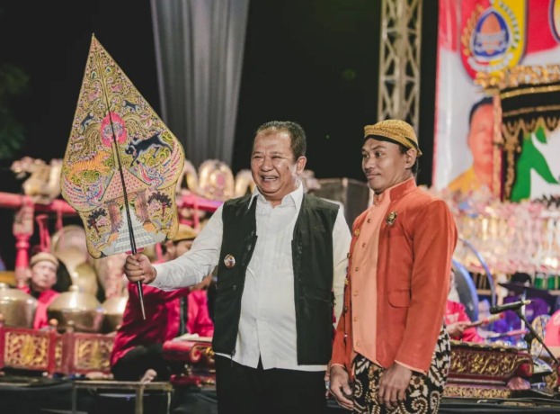 SEMRINGAH: Bupati Jember Hendy Siswanto saat berfoto bersama dalang pada pergelaran wayang kulit sebagai bentuk perayaan rampungnya pembangunan jalan, Selasa malam (28/9), di Desa Paleran, Kecamatan Umbulsari.
