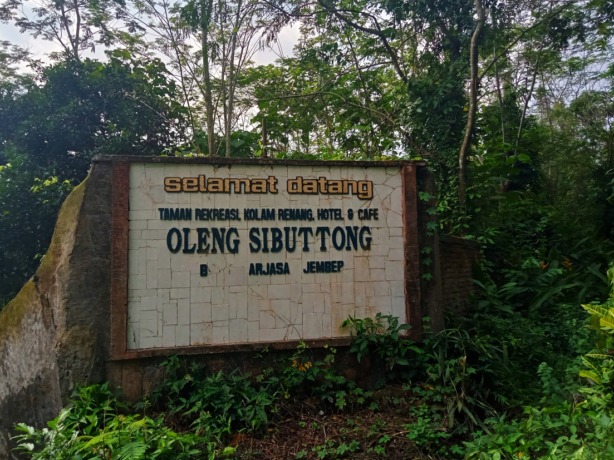 TINGGAL KENANGAN: Papan nama di lokasi wisata Oleng Sibutong. Wisata yang hits di era 90 hingga 2000 an tersebut kini terbengkalai dan tidak aktif lagi. 
