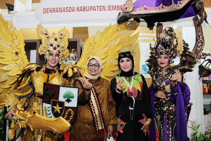 MERIAH: Istri Anies Baswedan, Fery Farhati (dua dari kiri), yang juga didampingi Ketua Dekranasda Jember Kasih Fajarini, berfoto bersama di stan Dekranasda Jember dalam Kriyanusa Dekranas, Kamis (22/9), di JCC Senayan Jakarta.