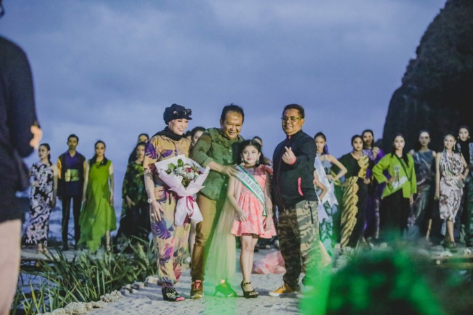 KOMPETISI FASHION: Bupati Jember Hendy Siswanto bersama Ketua TP PKK Kasih Fajarini saat menghadiri acara fashion di Pantai Papuma. Bupati ingin pihak Perhutani melakukan kolaborasi dengan banyak pihak guna mengembangkan Pantai Papuma.