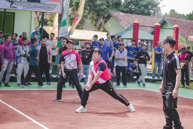 KONSENTRASI: Bupati Jember Hendy Siswanto saat bermain bola voli di Yon Armed 8/UY, Sabtu (24/9).