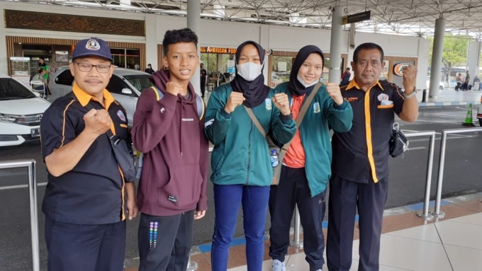 PENUH: Atlet silat Jember bersama pelatih dan pengurus IPSI Jember tengah berpose bersama setelah merayakan kemenangan di Pra Popnas di Samarinda. Tiga pesilat Jember itu akan melaju ke Popnas di Padang, tahun depan.