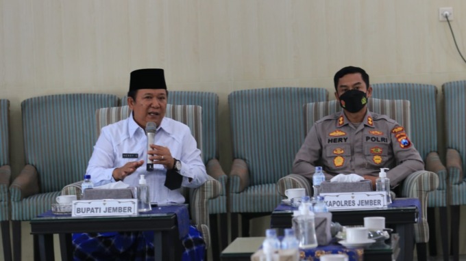 BERDIALOG: Bupati Jember Hendy Siswanto bersama Kapolres Jember menerima kedatangan APKH Jember dan akan segera memproses pendataan lahan permukiman penduduk di kawasan hutan.