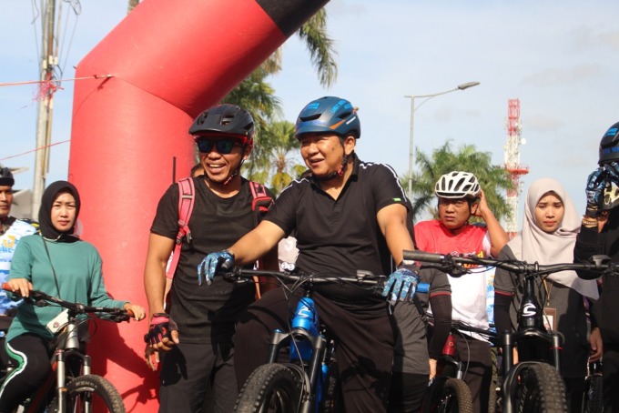 MENYAPA: Bupati Jember Hendy Siswanto menerima masyarakat Jember yang ingin minta berfoto bersama saat bersepeda.