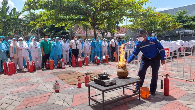 DILATIH: Petugas Damkar Jember saat memberikan sejumlah materi memadamkan api. Bahkan, juga digelar praktik pemadaman api dari gas elpiji hingga memakai alat pemadam api ringan (APAR).