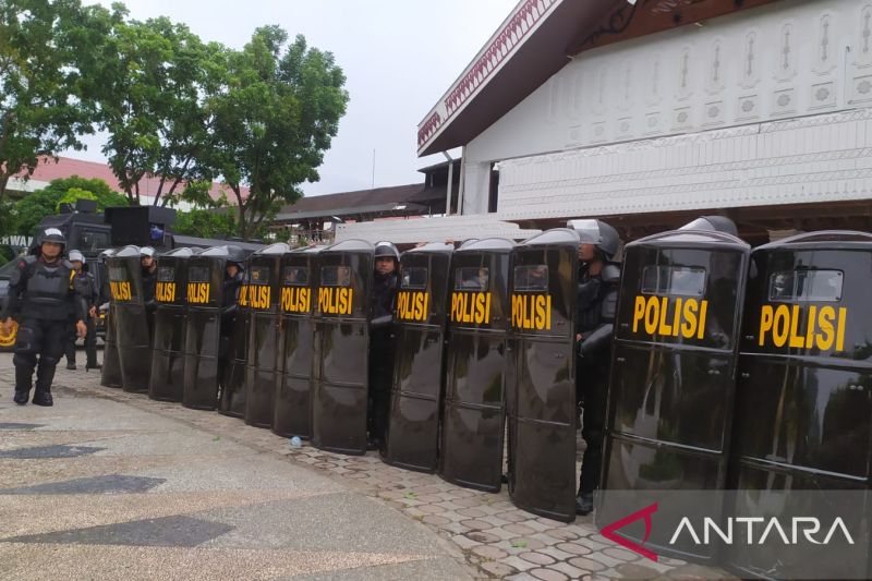 Caption Foto :  Polisi saat bertugas mengamankan aksi demo mahasiswa terkait kenaikan BBM di gedung DPRA, di Banda Aceh, Rabu (7/9/2022)