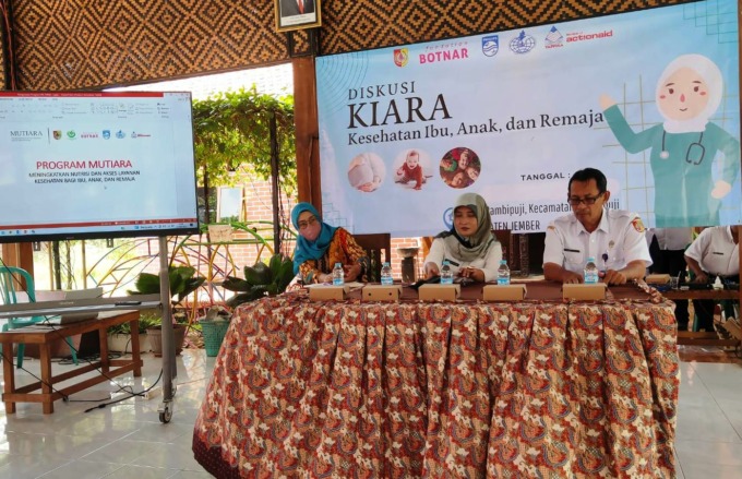 TEKAN STUNTING: Dari kiri ke kanan, Direktur YPSM Rizki Nurhaini, Kepala Desa Rambipuji Dwi Diyah Setyorini dan Penanggung Jawab Bidang Perlindungan Anak DP3AKB Jember Khairul Anam, ketika sosialisasi program Mutiara di Desa/Kecamatan Rambipuji, siang tad