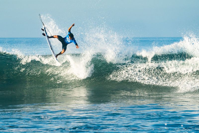 Atlet selancar Indonesia Rio Waida beraksi saat tampil dalam ISA World Surfing Games 2022 Huntington Beach, California, Amerika Serikat, Jumat (23/9/2022).