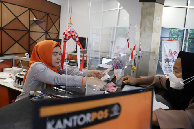 Warga saat mencairkan dana Bantuan Langsung Tunai (BLT) program subsidi atau bantuan tambahan pengalihan bahan bakar minyak (BBM) di Kantor Pos Pasar Baru, Jakarta.